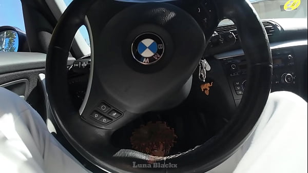 Morena cachonda se folla a conductor de taxi para pagar el viaje -Luna Black