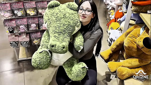 SHE WON A PLUSH ALLIGATOR TOY AND WAS VERY THANKFUL ft. Amberzinha [FREE SCENE]