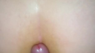 SORPRENDO A MI HERMANASTRA NALGONA JUGANDO CON SU DILDO Y DECIDO DARLE UNA MANO!