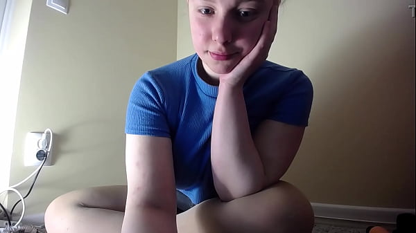 TEEN GIRL SHOW HER TITS